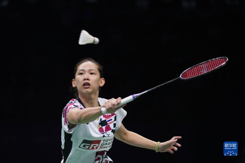 他不断尝试 他不断尝试